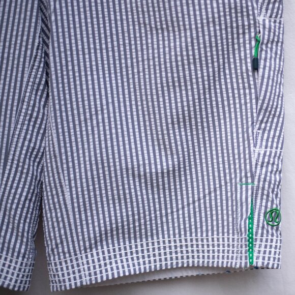Vtg Y2k Lululemon Seersucker Beach Shorts Womens 36W Golf Bermudas Gray/White - Picture 2 of 14